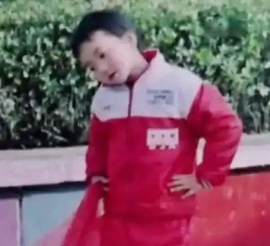 华晨宇小时候被当女孩养,看到他痞子腿,网友:果然是男大十八变