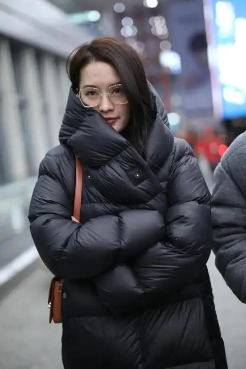组图:李沁穿黑色羽绒服认真保暖 戴金色边框眼镜飒爽有魅力