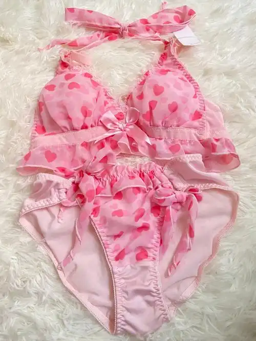 拍摄哦~颜色是那种很少女的粉色,整套质量都好看,nk是有点滑滑的布料