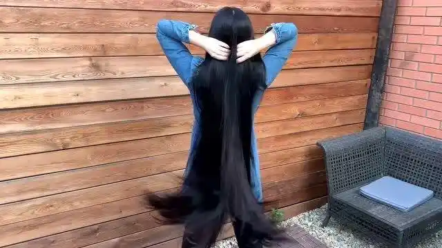 女神姐姐长发保养得很好,又直又柔顺,甩起来真美