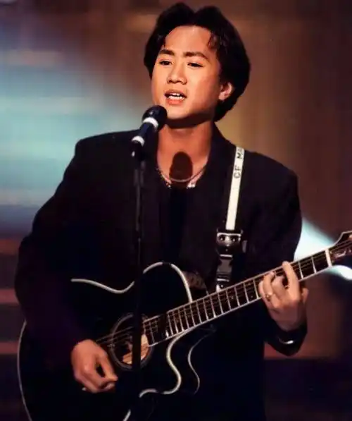 歌迷在黄家驹墓前举行烛光悼念活动,坚持向偶像表达敬意