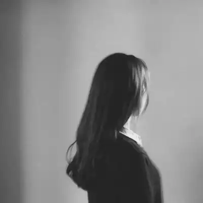 黑白女生背影头像悲伤
