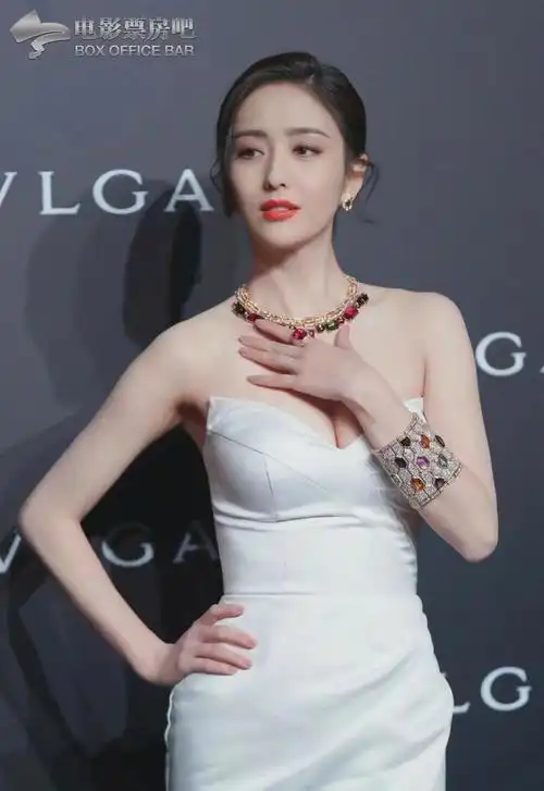 著名女演员佟丽娅出席了一场重要活动,她身着一袭令人惊艳的白色抹胸