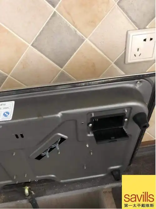 拆除燃气灶下方电池