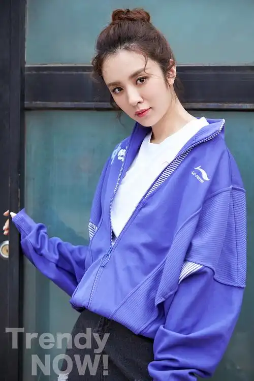 王晓晨诠释个性女王街头美学