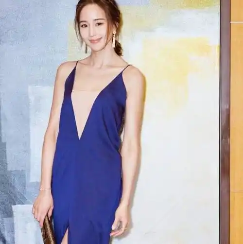 小品名:《张钧甯大秀深v吊带长裙》