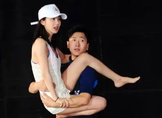 李菲儿太大牌装大姐大很夸张的冲着张馨予左小青一顿骂不红是有道理的