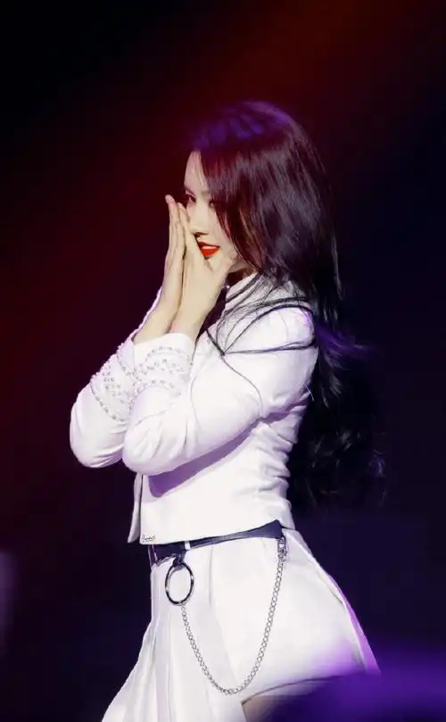 刘些宁超话93#刘些宁硬糖少女303门面主舞#200619 doki舞台《时候》