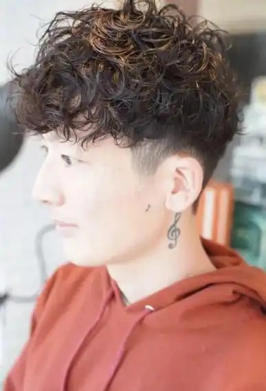 男生烫头发剪齐刘海发型