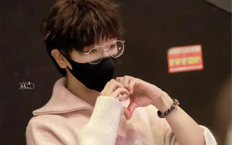 景向谁依《枫》,"让爱渗透了地面,我要的只是你在我身边.