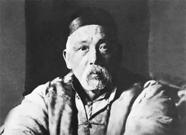 袁世凯不同时期六张大头照年轻时目光如炬穿警服端庄沉稳