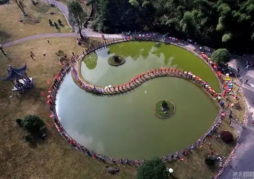 神州大地摆八卦看巨型太极图巧夺天工