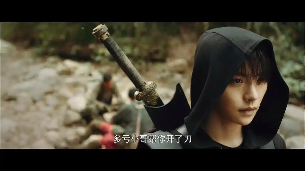 这把刀就被张起灵带走了那时,吴三省不知道从哪里淘来了黑金古刀,便