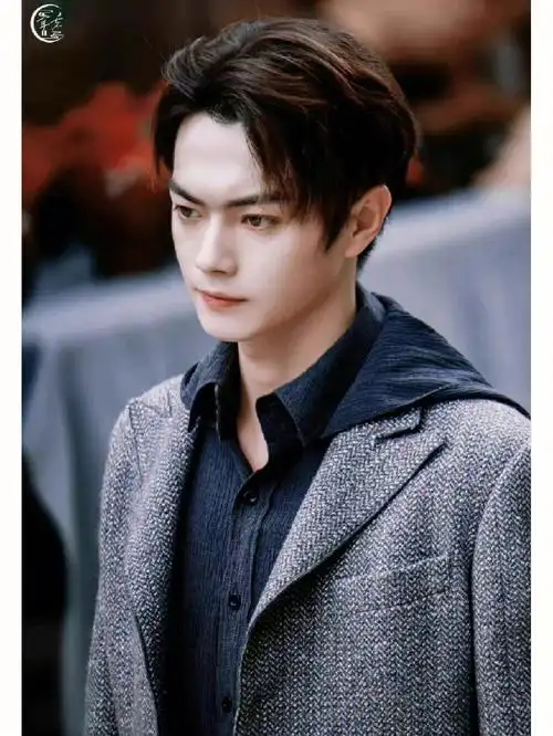 该剧故事背景设定在民国,许凯饰演的天官继承人丁云齐与众们各派系