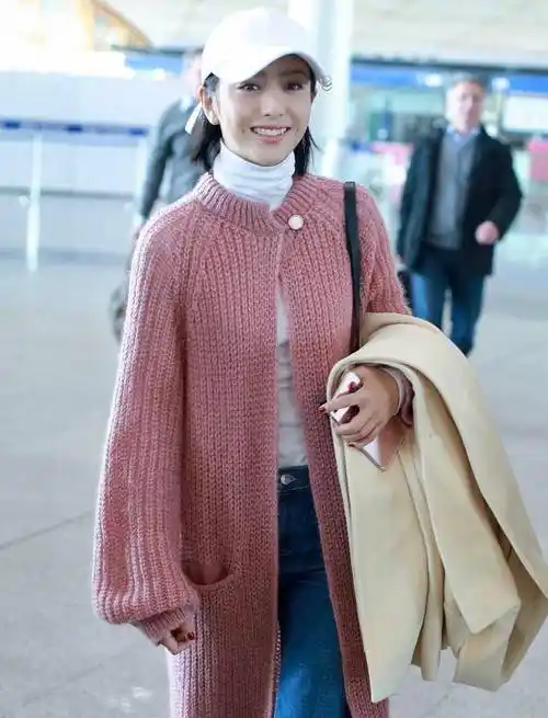 佟丽娅现身机场,穿长款粉色针织衫太拉风了,我也好想拥有一件_设计