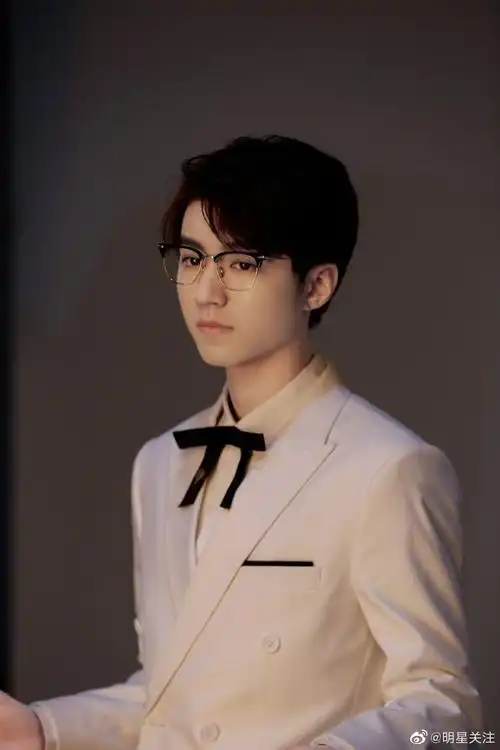 王俊凯#眼镜杀,温文尔雅,侧颜帅炸