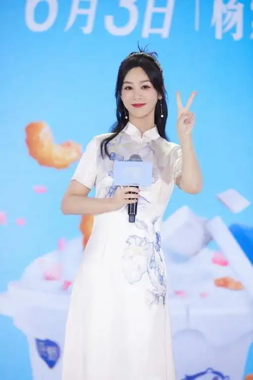 杨紫旗袍造型出席活动 简单穿搭尽显优雅大气_凤凰网娱乐_凤凰网