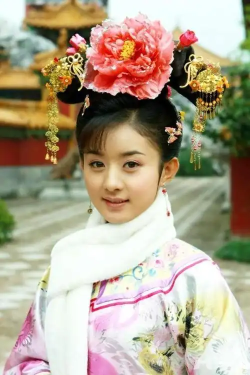 后来演了《新还珠格格》中的晴儿,才在观众的面前,小小地刷了个脸熟.