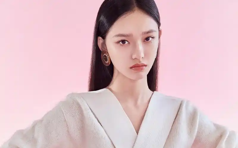 林允时尚百变写真桌面壁纸