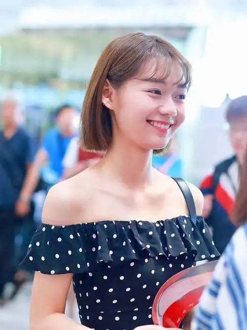 段奥娟机场街拍,一袭波点露肩裙美得清新甜美,肩部线条好吸睛