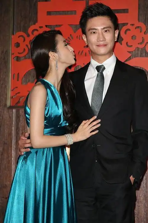 林依晨带着老公出门自己穿缎面长裙显都很高贵笑容幸福还温柔