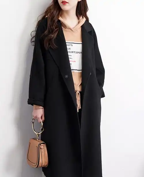 其实有很多黄色的打底衫可以配黑色的外套.