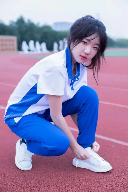 来做校园的女主角校服写真就是最青春的