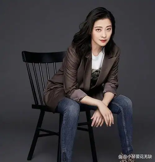 45岁梅婷高调走机场!穿大衣戴墨镜拎4万的包尽显巨星范,腿好细