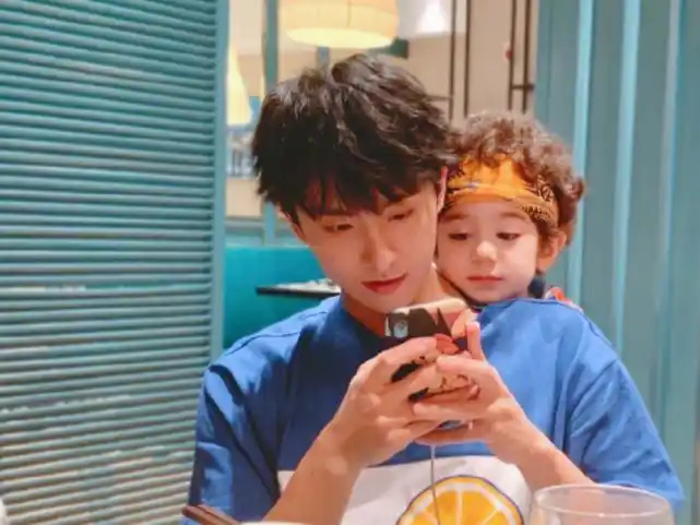 本以为周嘉诚够帅了直到看见周泽西古装这才是真正的男神