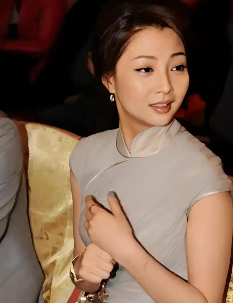 富商孙东海曾疯狂追求殷桃,但两人在一起没多久,孙东海又想念前女友