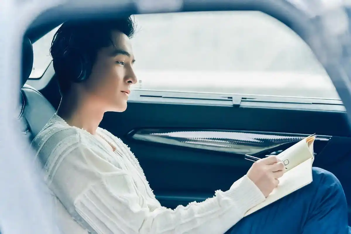 胡歌:无人做你的光芒,就自己照亮远方