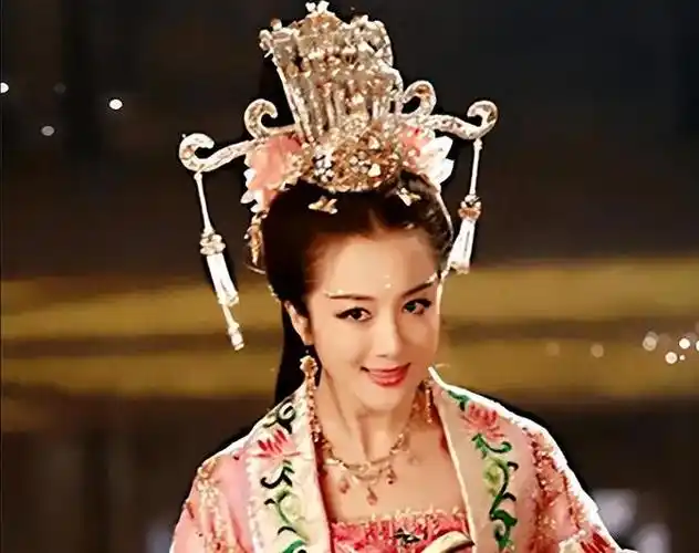 李依晓被誉为古装女神却从被狗咬伤脸今用实力证明自己