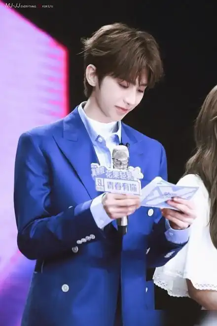 蔡徐坤蓝色西装是翩然而至的俊逸少年