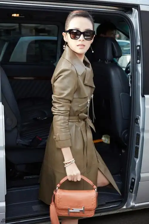 章子怡现身机场穿着休闲配色老气金色蓬松头十分炸街