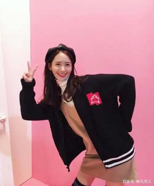 比耶的林允儿可爱的像个邻家女孩.