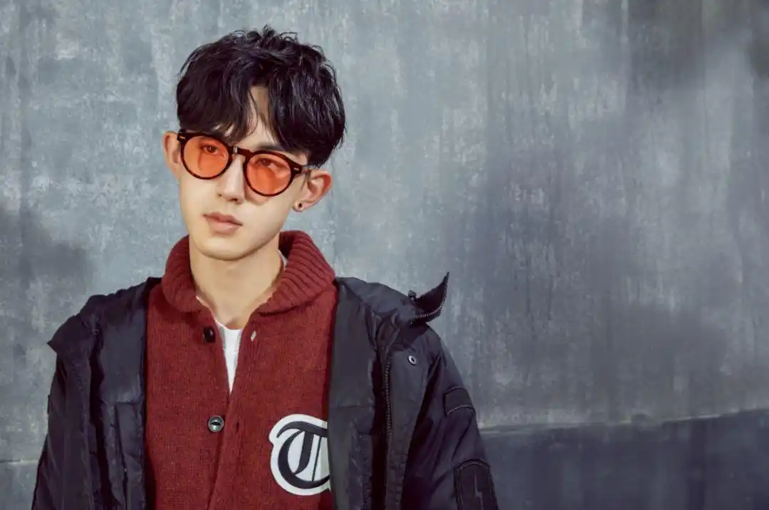 "冷殿下"郭俊辰,是刚满 21 岁的"时尚旋风校草学长",是少年派中,别人