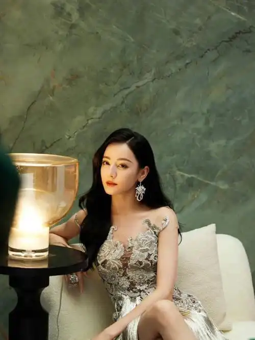 迪丽热巴国风银色流苏裙个性与时尚的完美结合