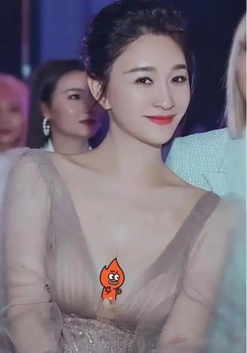 并且我们从红毯的照片中还可以发现一点那就是李小冉的身高是非常的有