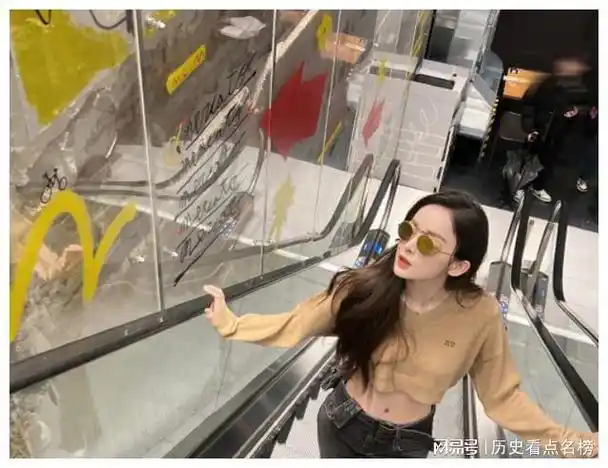 娜扎国外街头吃雪糕秀马甲线小腹生活滋润