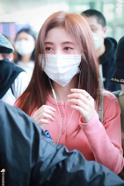 鞠婧祎机场新图图源wb见水印