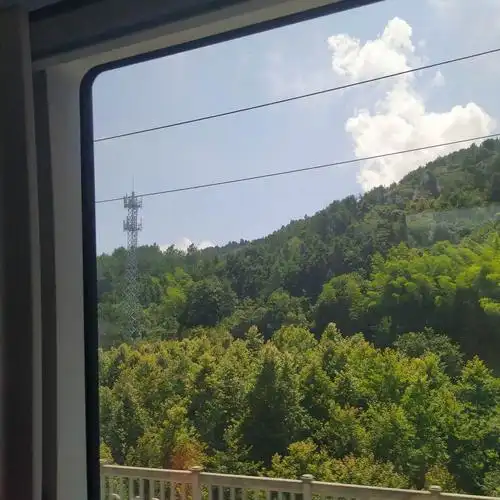 在高铁上的窗边看到的景色如画,不愧是当年的江东风水宝地和渔米之乡