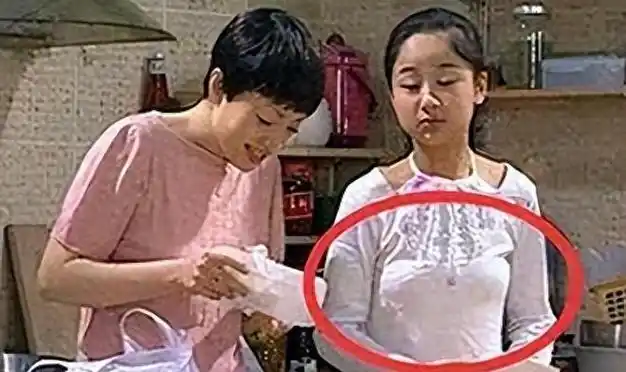 家有儿女中的穿帮镜头小雪衣不遮体简直不堪入目