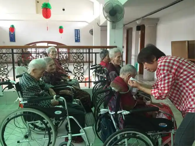 带着理发工具一起来到鼓浪屿百合养老院,为那里住着的老人家义务理发