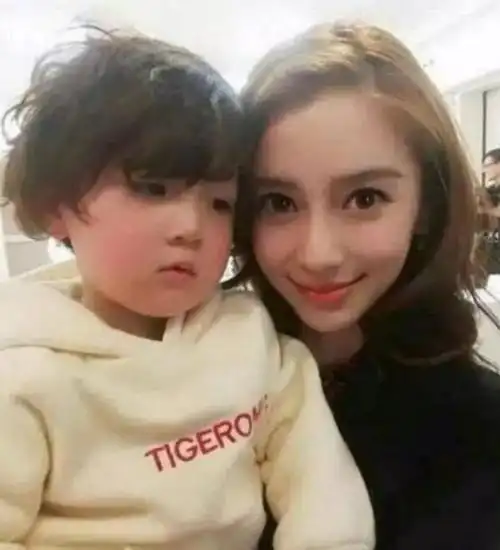 疑似baby儿子小海绵正脸照曝光,看清怼脸拍后:迷你版黄晓明