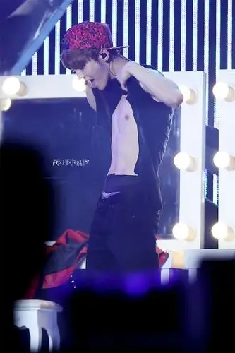 鹿晗自己开撩掀起上衣秀腹肌