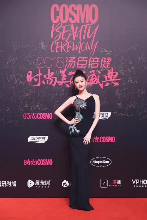 原创景甜同框杨幂,相差两岁,扎丸子头却不如穿薄纱裙有少女感