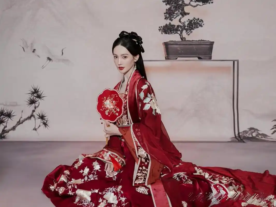 金晨大红色的古装汉服
