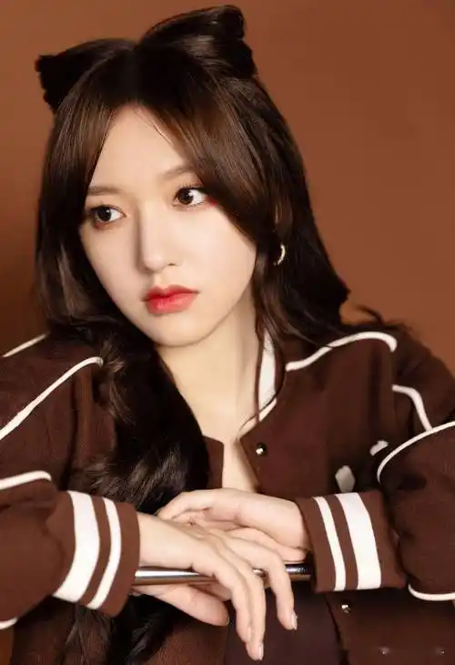 程潇露脐装搭短裙大秀好身材 妆容精致轻松抗住怼脸拍_中程_写真_棕色