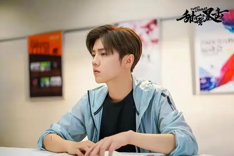 34岁鹿晗带货引热议,脸肿成"老嫂子",网友:撞脸65岁刘雪华