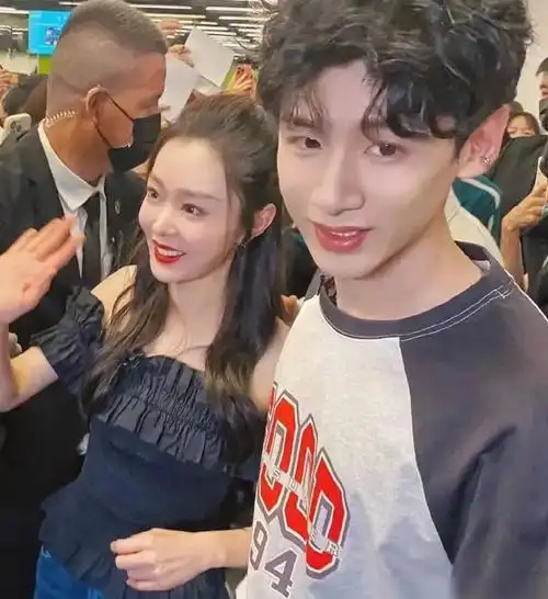 当街帮白敬亭戴帽子,动作亲密关系很好|宋轶|白敬亭_新浪新闻